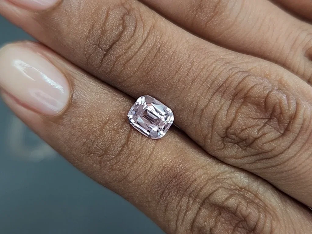 Zartrosa saphir im kissenschliff 1,56 karats, Madagaskar Image №2