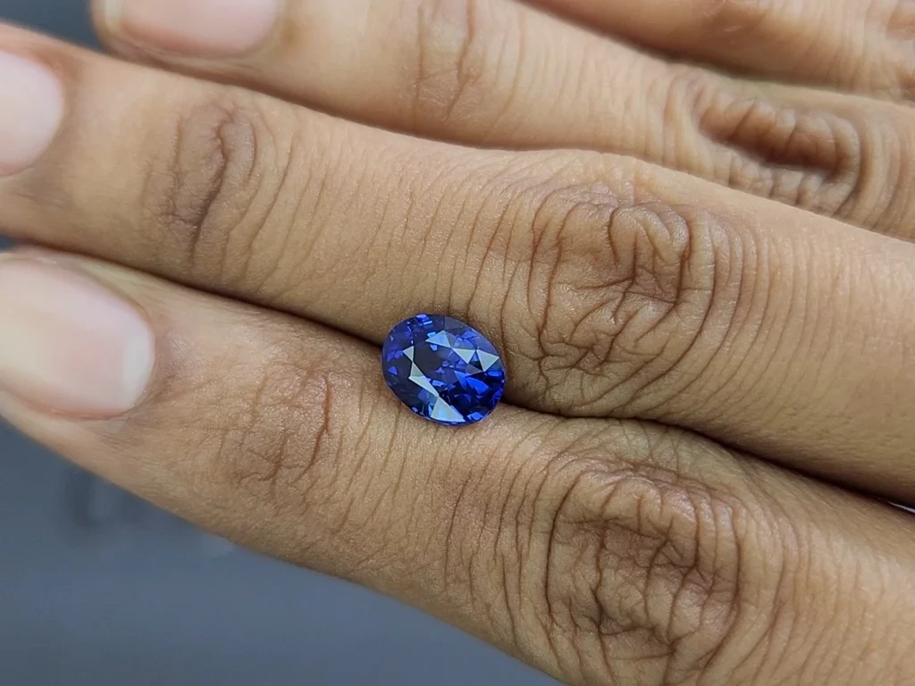 Saphir bleu royal ovale de 2,02 carats, Sri Lanka  Image №2