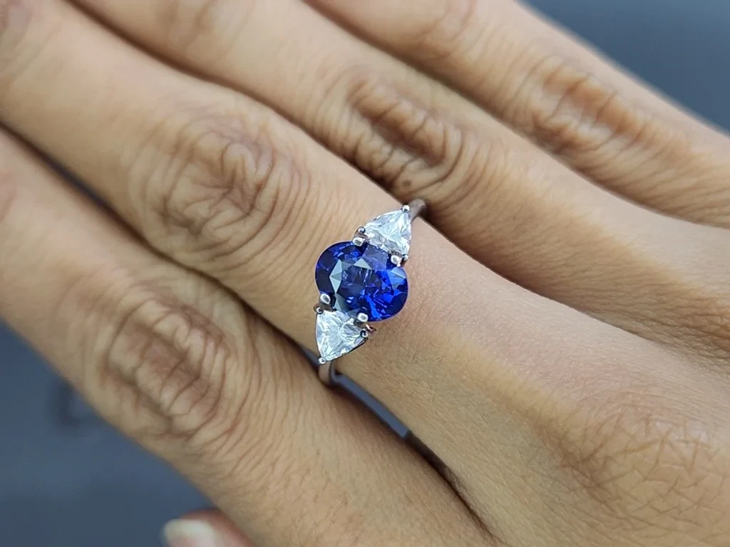 Saphir bleu royal ovale de 2,02 carats, Sri Lanka  Image №5