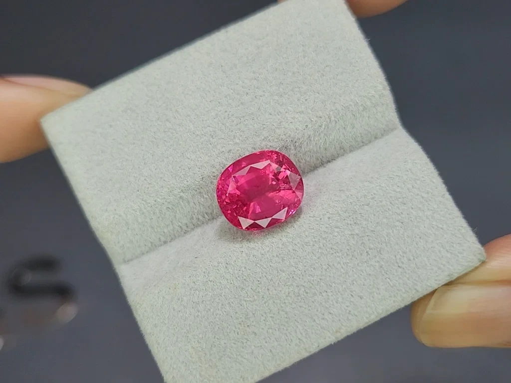 Spinel Mahenge Vivid Pink cushion cut 5.55 carats, Tanzania   Image №4