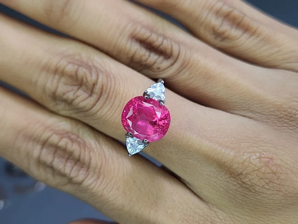 Spinel Mahenge Vivid Pink cushion cut 5.55 carats, Tanzania   Image №5
