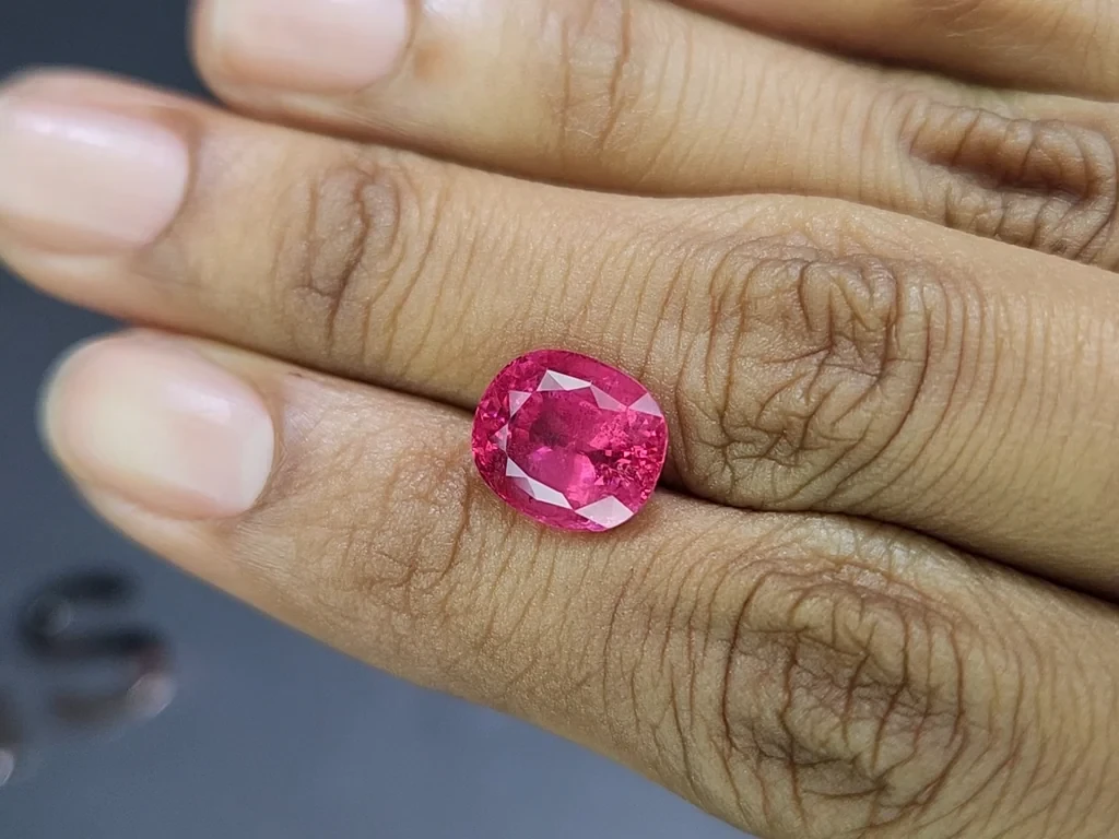 Spinel Mahenge Vivid Pink cushion cut 5.55 carats, Tanzania   Image №2