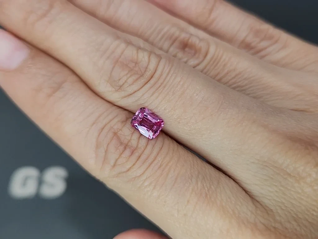 Rosa spinell im cushion-schliff 1,03 karat, Burma Image №2