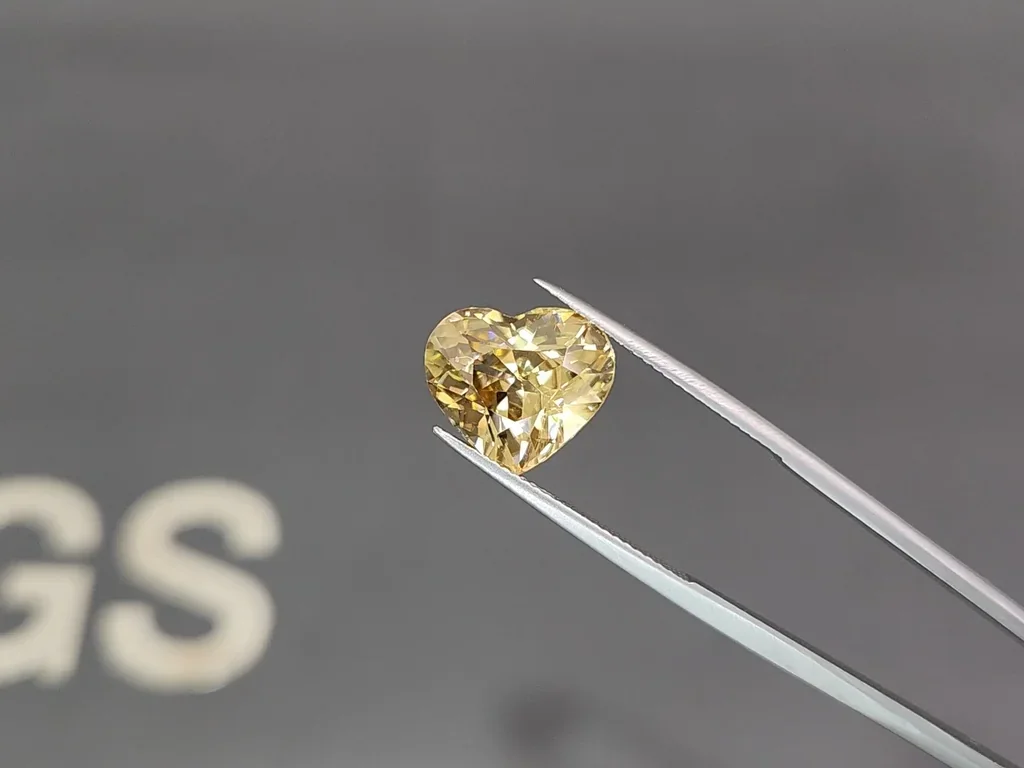 Yellow brown zircon  heart shape 9.88 carats, Tanzania Image №3