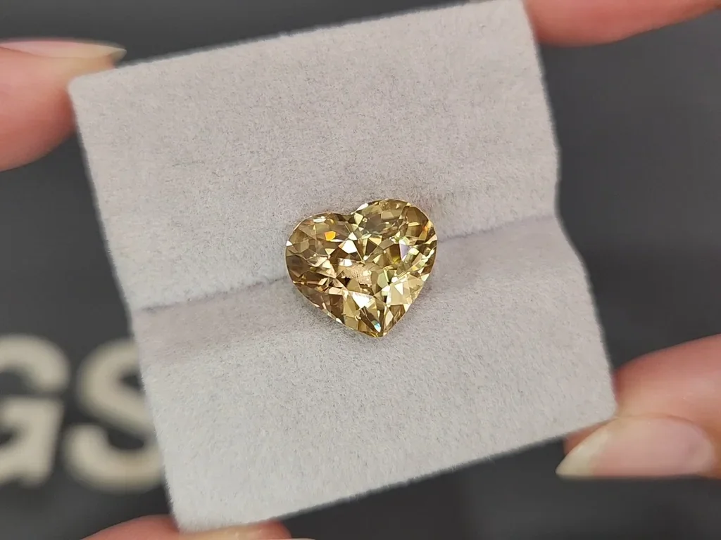Yellow brown zircon  heart shape 9.88 carats, Tanzania Image №4