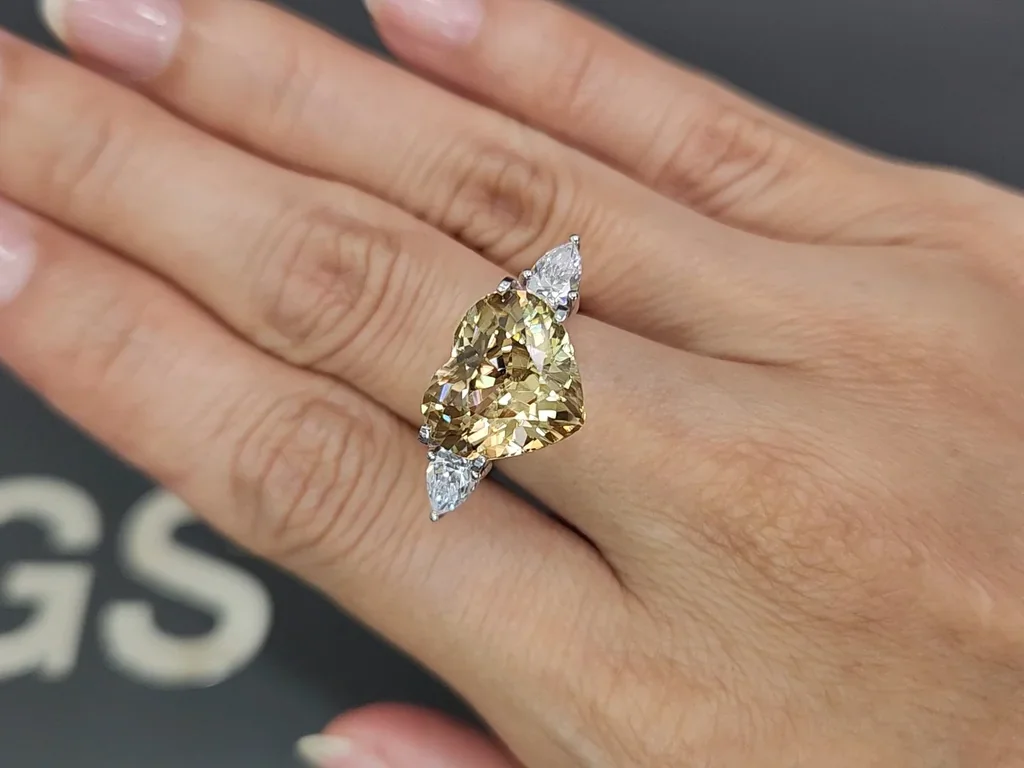 Yellow brown zircon  heart shape 9.88 carats, Tanzania Image №5