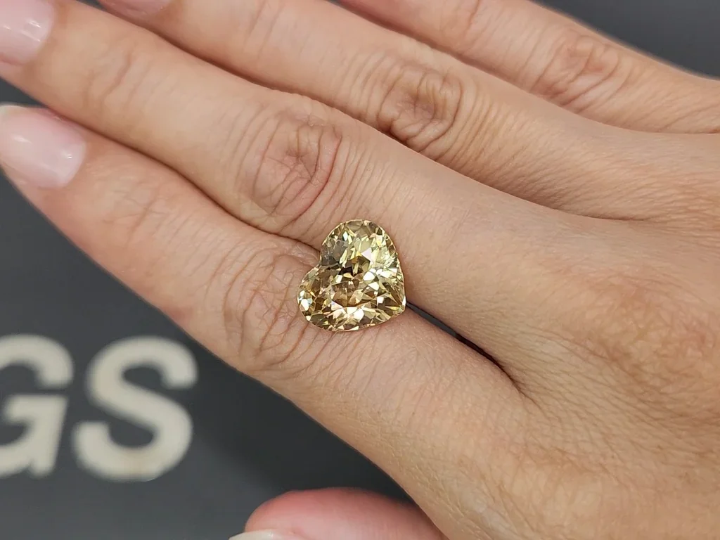 Yellow brown zircon  heart shape 9.88 carats, Tanzania Image №2