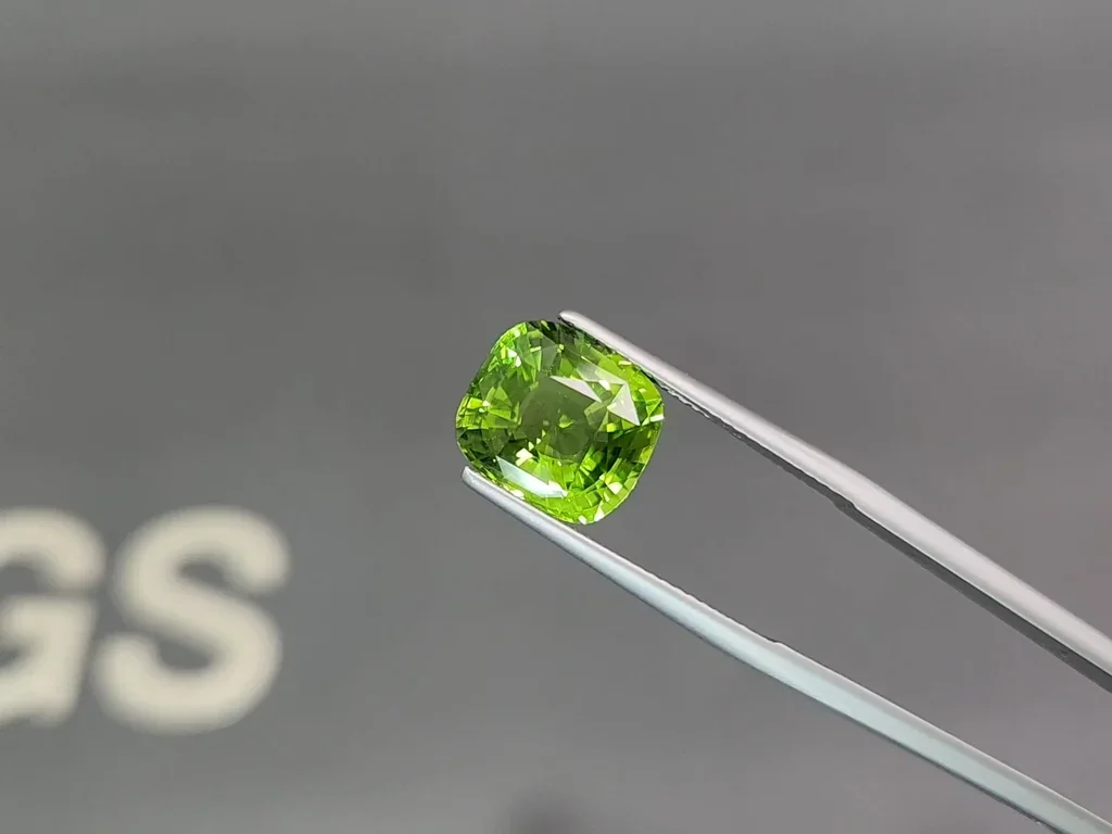 Peridoto verde talla cojín 5,80 carats, Birmania Image №3