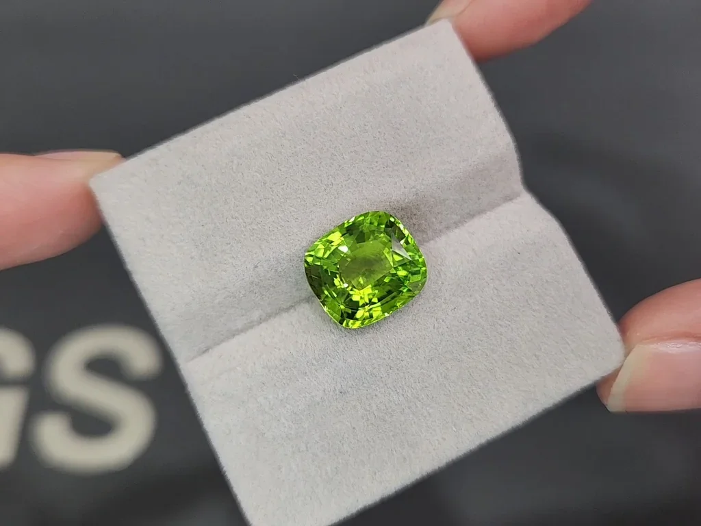 Peridoto verde talla cojín 5,80 carats, Birmania Image №4