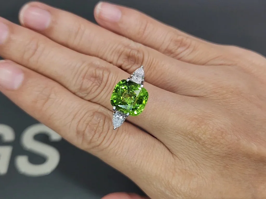 Peridoto verde talla cojín 5,80 carats, Birmania Image №5