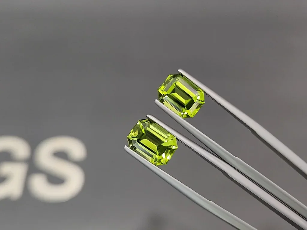Par de peridotos amarillo-verdes de corte octogonal de 6,24 ct, Pakistán  Image №3
