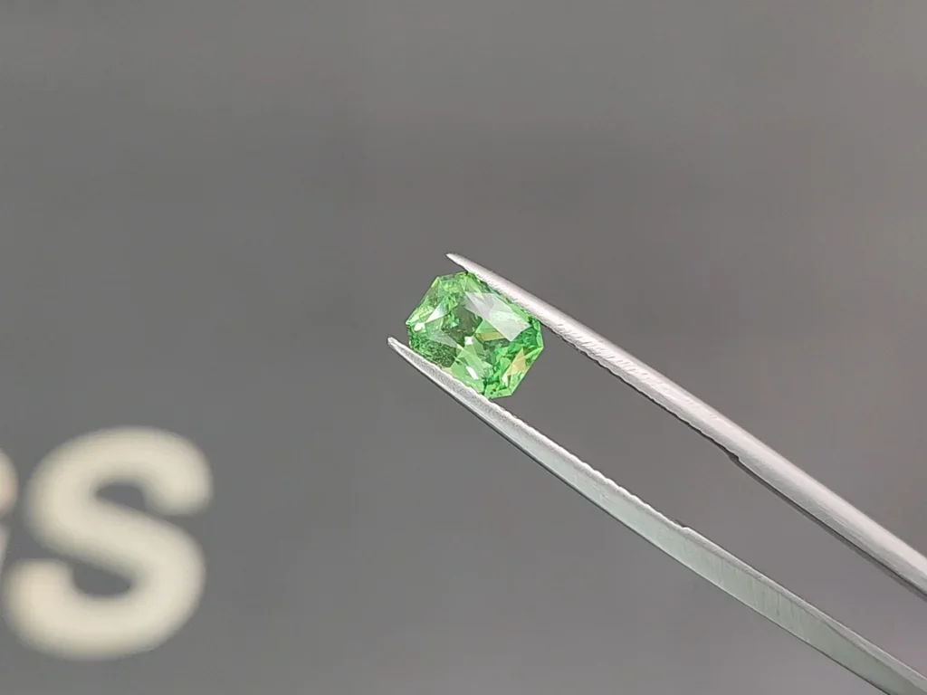 Tsavorita verde de corte radiante 1,55 carats, de Tanzania Image №3