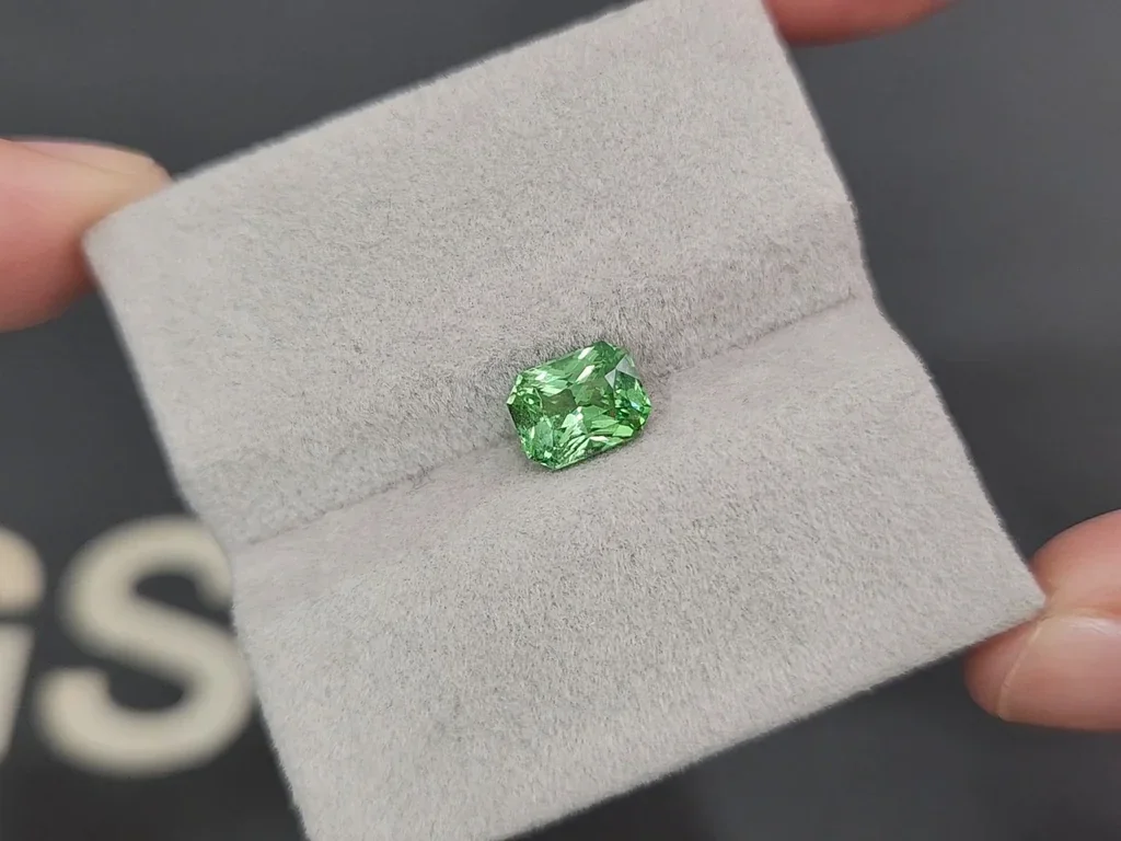 Tsavorita verde de corte radiante 1,55 carats, de Tanzania Image №4