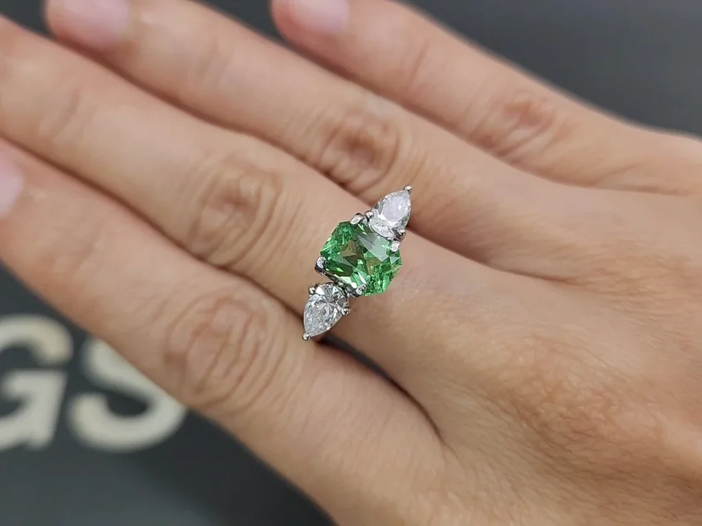 Tsavorita verde de corte radiante 1,55 carats, de Tanzania Image №5