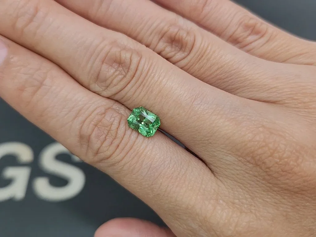 Tsavorita verde de corte radiante 1,55 carats, de Tanzania Image №2
