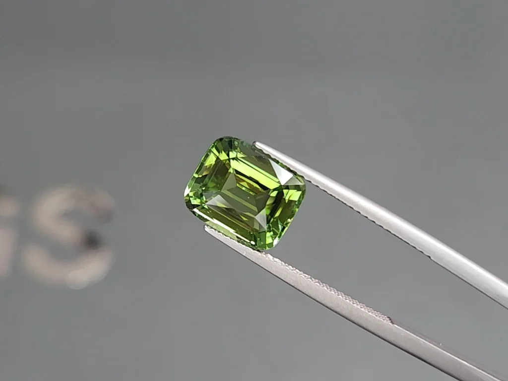 Turmalina verde talla cojín de 4,20 quilates, África Image №3