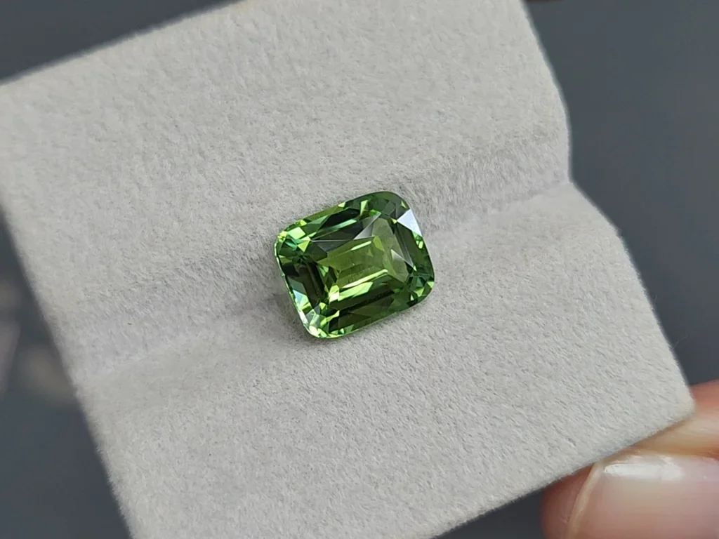Turmalina verde talla cojín de 4,20 quilates, África Image №4
