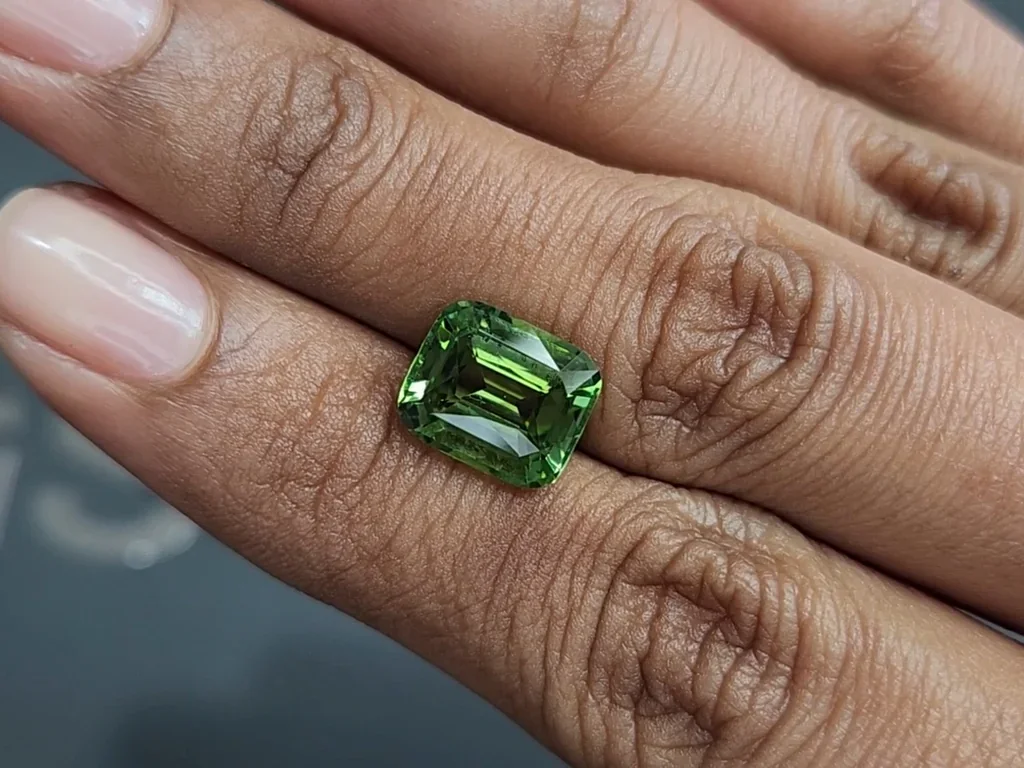 Turmalina verde talla cojín de 4,20 quilates, África Image №2