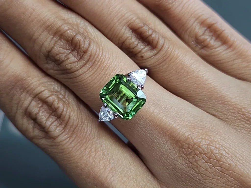 Turmalina verde talla cojín de 4,20 quilates, África Image №5