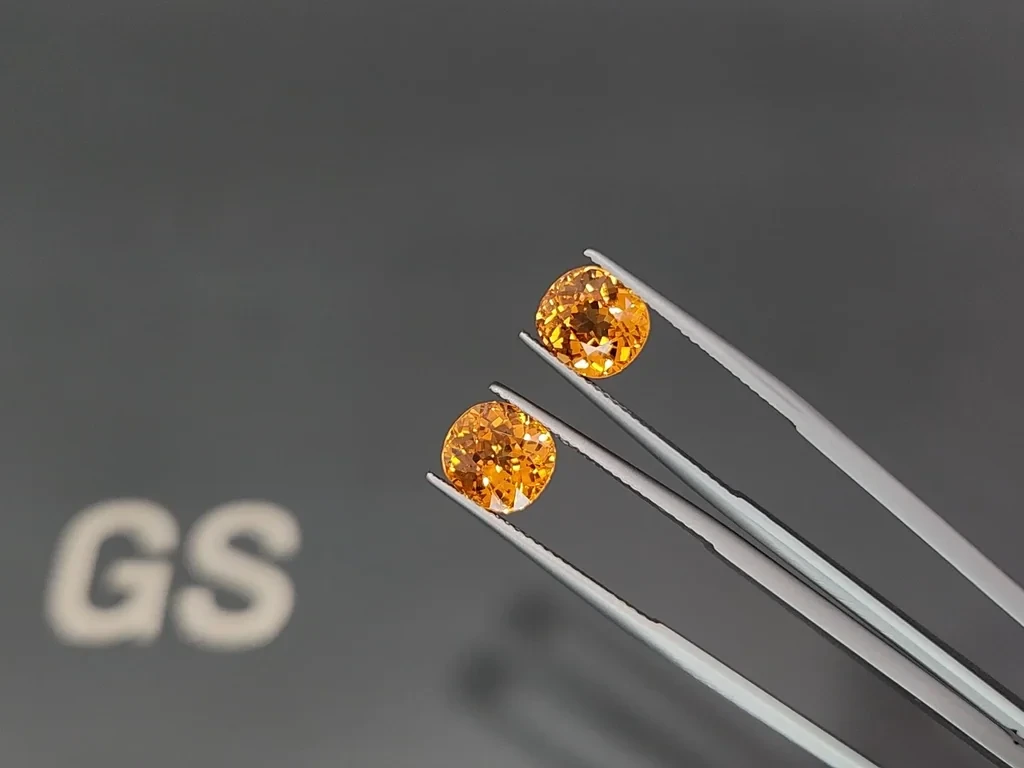 Une paire de spessartites couleur Fanta, taille coussin, 6,50 carats, Afrique Image №3