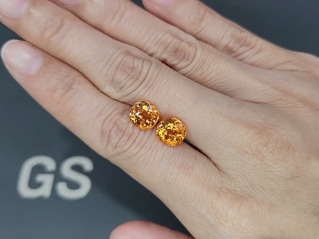 Une paire de spessartites couleur Fanta, taille coussin, 6,50 carats, Afrique Image №2