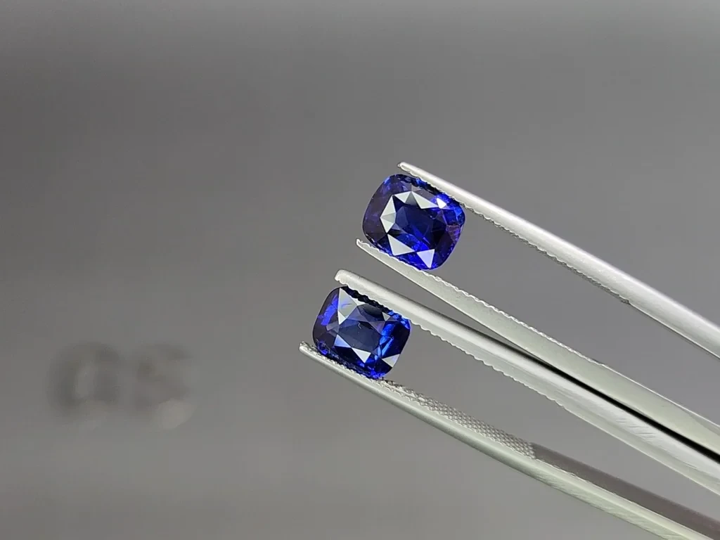 Pair of sapphires Royal Blue cushion cut 4.10 carats, Sri Lanka Image №3