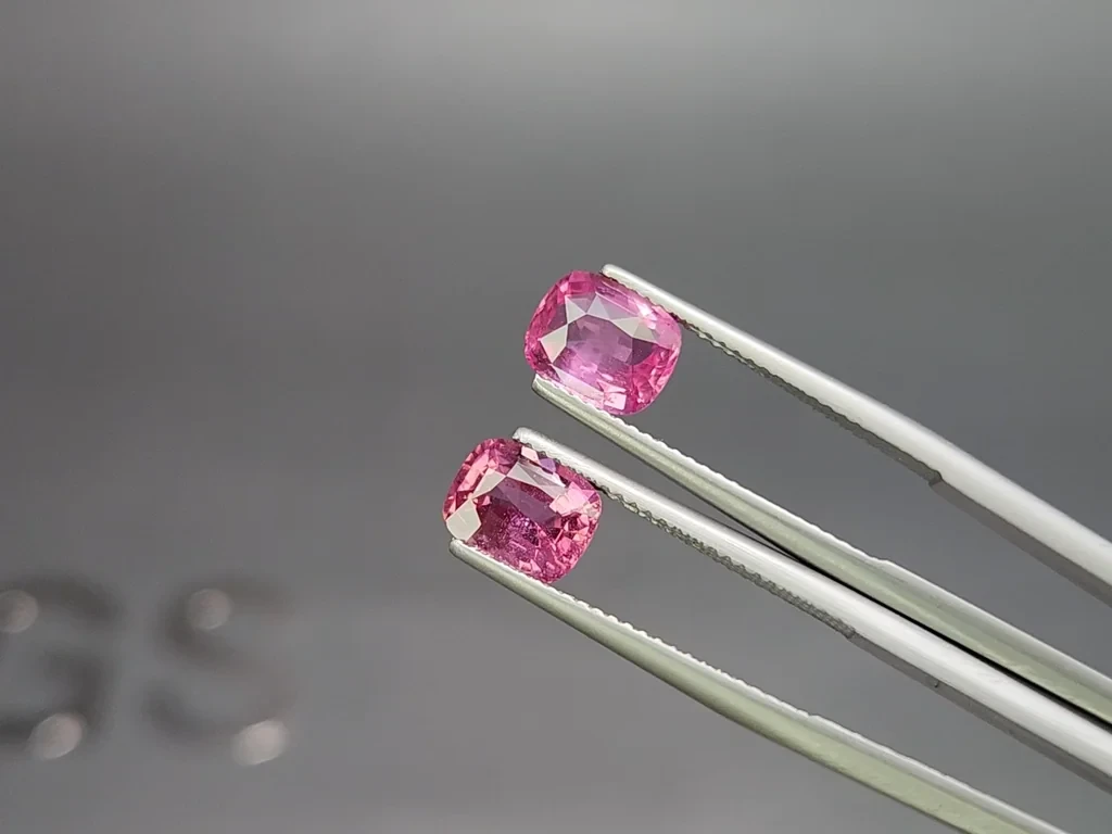 Een paar roze saffieren in kussenslijpvorm, 3,59 karat, Sri Lanka Image №3
