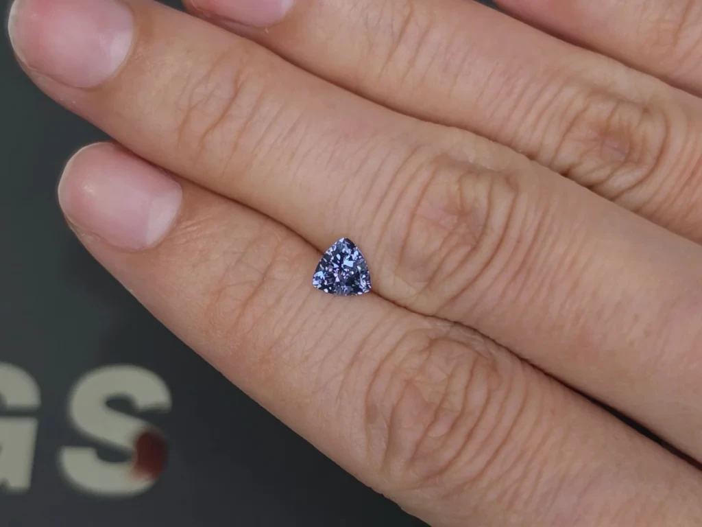 Grau-blauer spinell im trillion-schliff 0,50 karat, Tansania Image №2