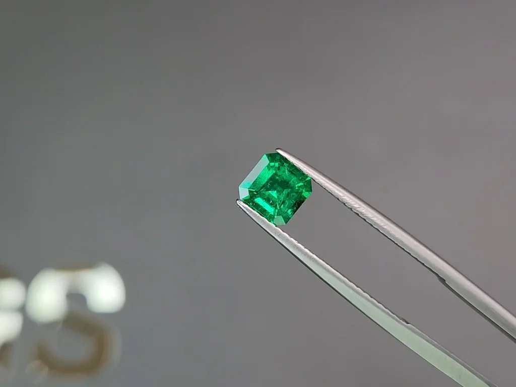 Colombian "Muzo Green" Emerald  asscher shape 0.93 ct Image №3