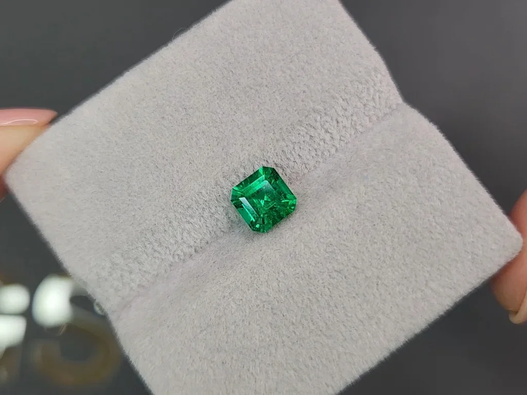 Colombian "Muzo Green" Emerald  asscher shape 0.93 ct Image №4