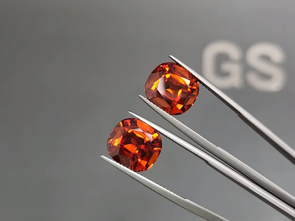 Pair of vivid orange-red spessartines in cushion cut 17.87 carats, Nigeria  Image №3