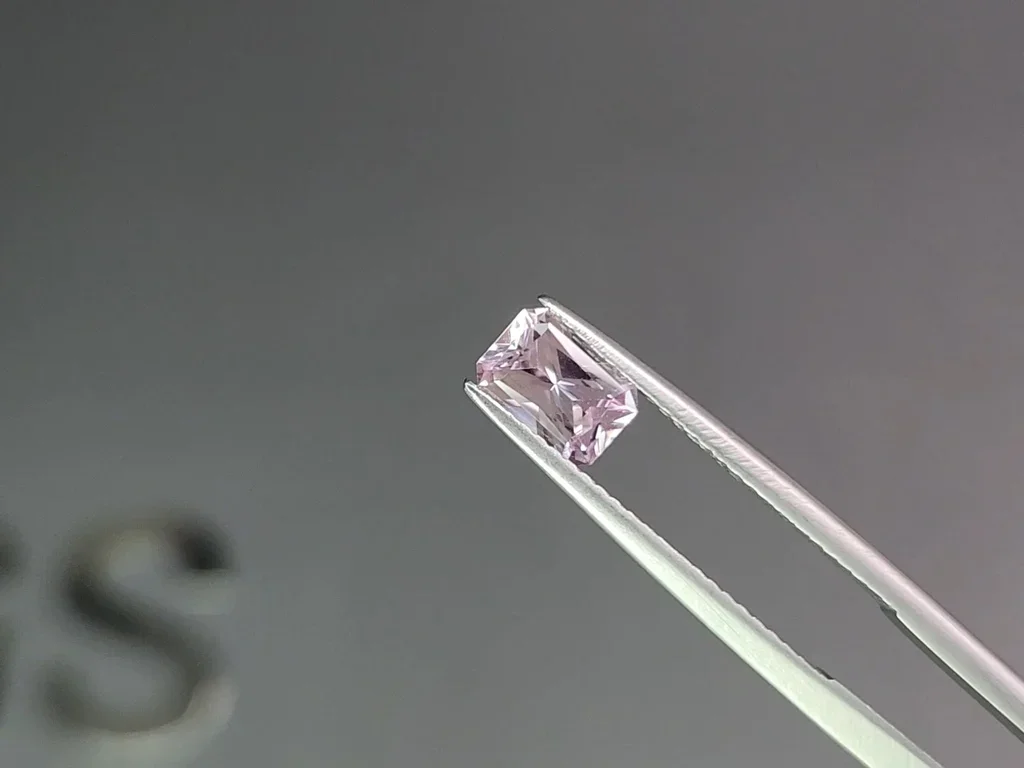 Saphir rose non raffiné (Baby Pink) taille radiant 0,96 carat, Madagascar Image №3