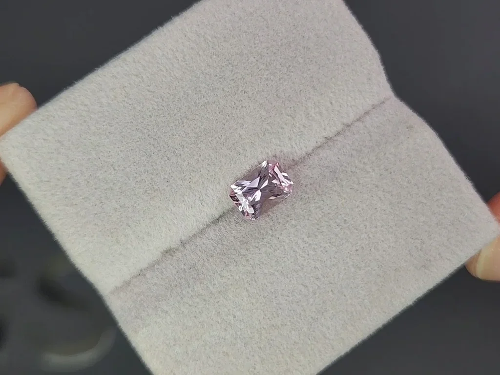 Saphir rose non raffiné (Baby Pink) taille radiant 0,96 carat, Madagascar Image №4