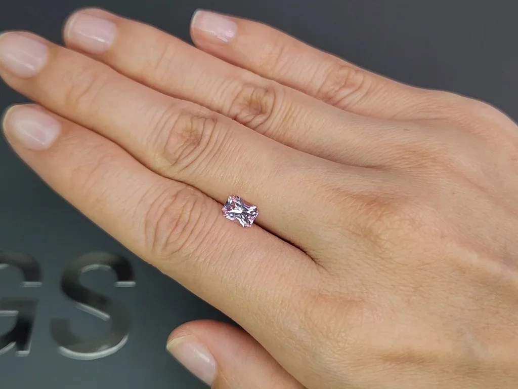 Saphir rose non raffiné (Baby Pink) taille radiant 0,96 carat, Madagascar Image №2