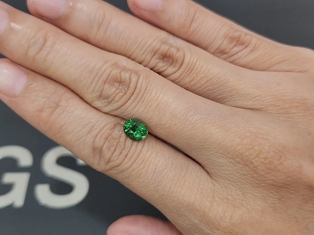 Tsavorita verde talla ovalada de 1,50 carats, Tanzania  Image №2