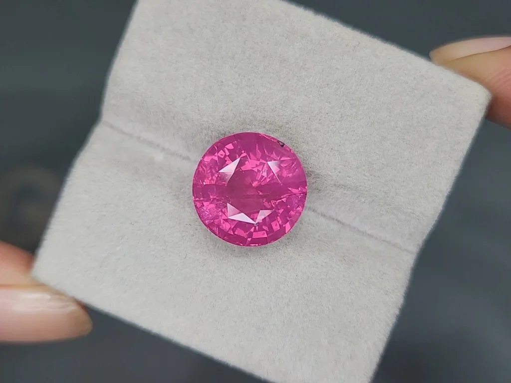 Espinela Mahenge con efecto seda rutilado talla redonda 10,57 carats, Tanzania Image №4