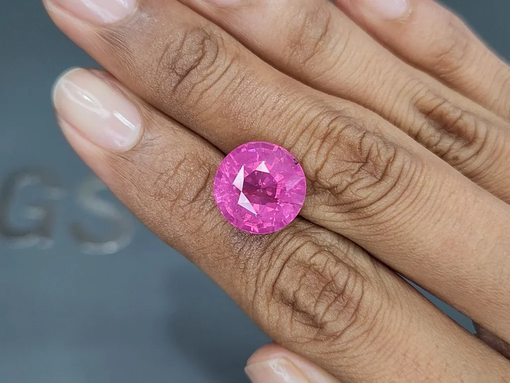 Espinela Mahenge con efecto seda rutilado talla redonda 10,57 carats, Tanzania Image №2