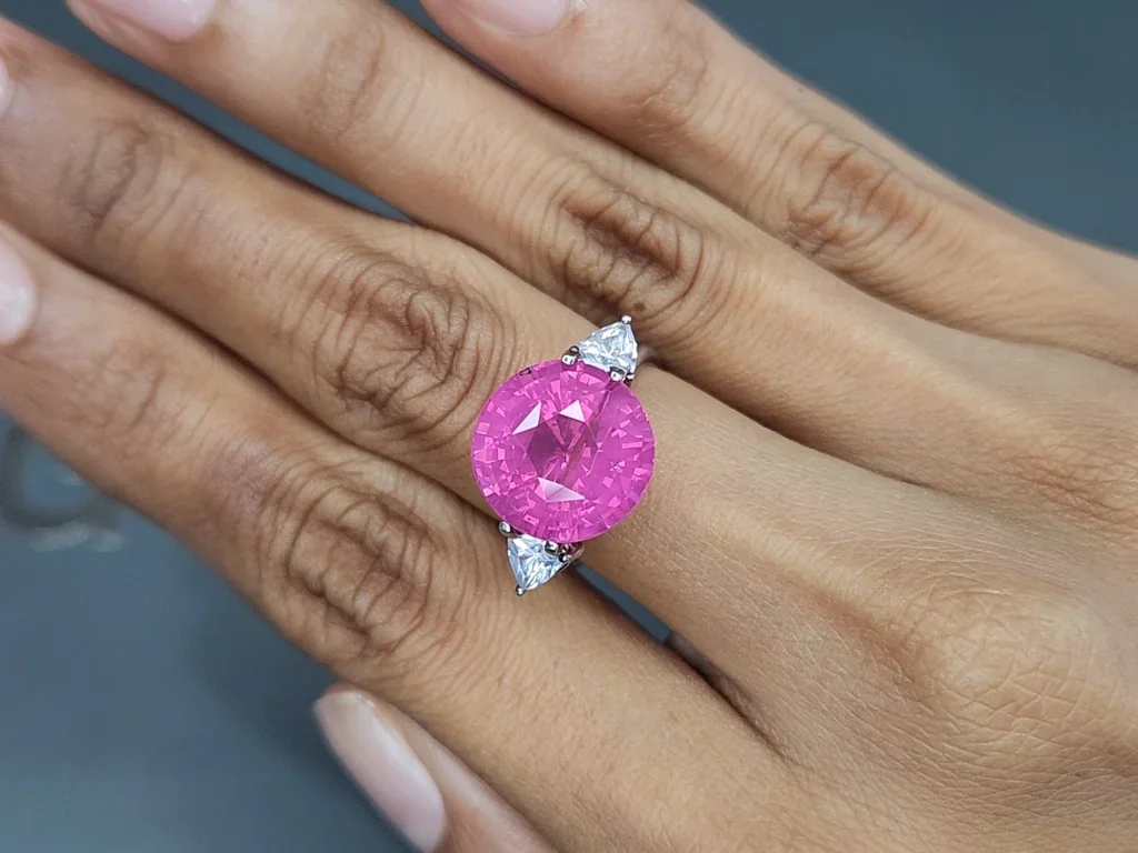 Espinela Mahenge con efecto seda rutilado talla redonda 10,57 carats, Tanzania Image №5