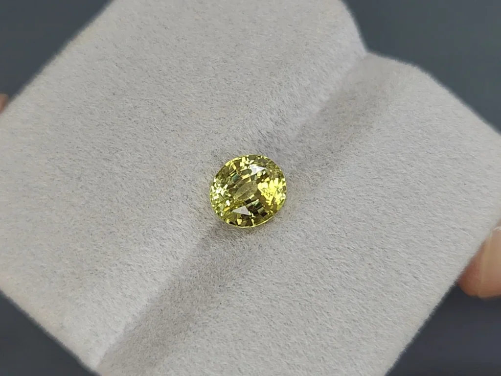 Yellow chrysoberyl oval cut 2.01 carats, Madagascar Image №4