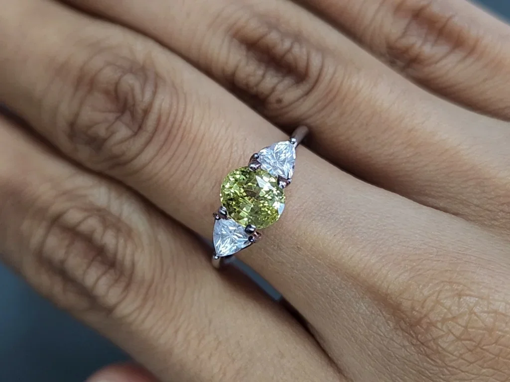 Yellow chrysoberyl oval cut 2.01 carats, Madagascar Image №5