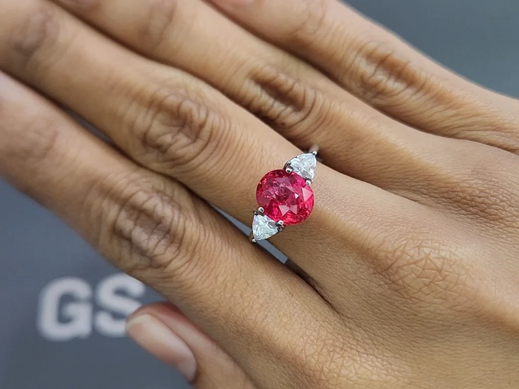 Espinela rosa intenso Mahenge de talla ovalada de 3,67 quilates, Tanzania   Image №5