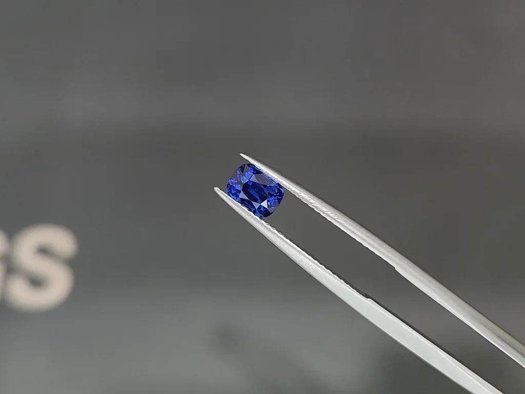 Sapphire Royal Blue cushion cut 1.04 carats, Sri Lanka  Image №3
