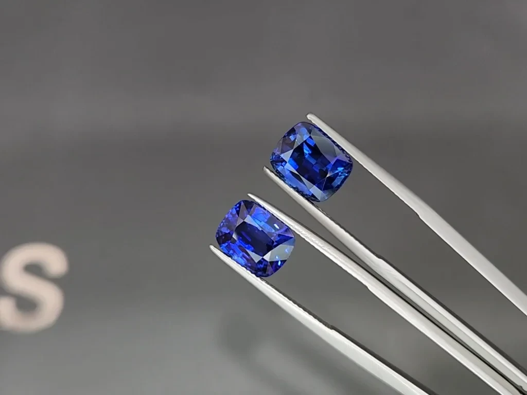 Une paire de saphirs bleu royal taille coussin de 11,69 carats, Sri Lanka Image №3