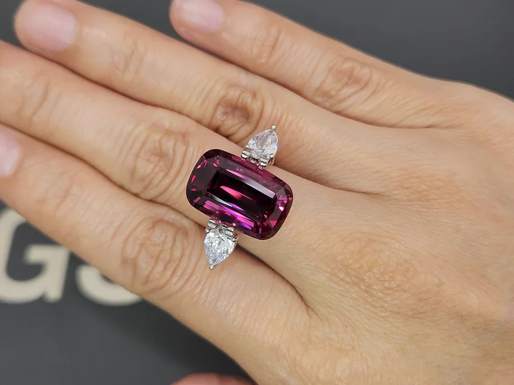 Granate rodolita de talla cojín de 15,84 carats, de Tanzania Image №5