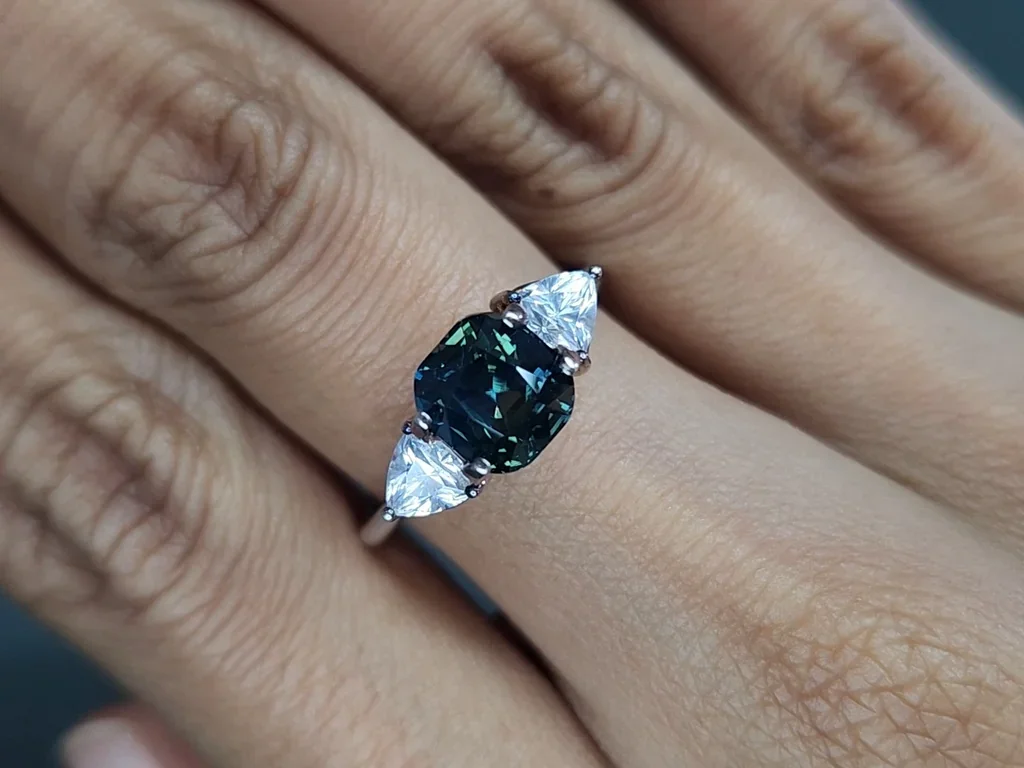 Zafiro verde azulado de talla cojín sin calentar de 3,03 quilates, Madagascar Image №5