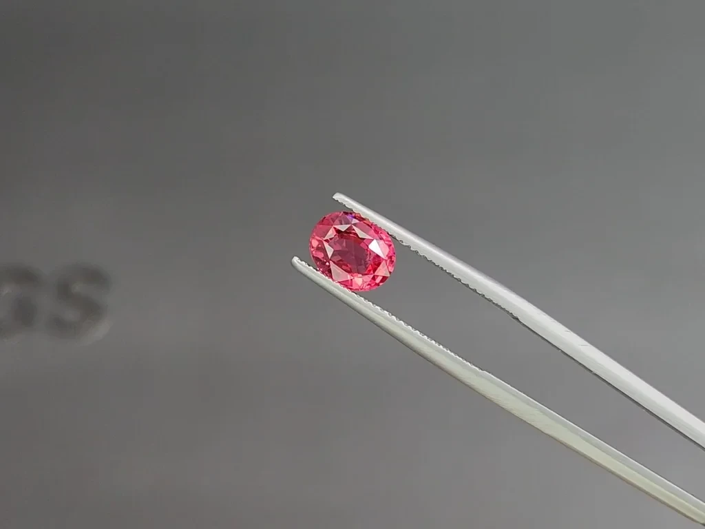 Spinelle rose-rouge vif de Mahenge 2,01 carats, taille ovale, Tanzanie Image №3