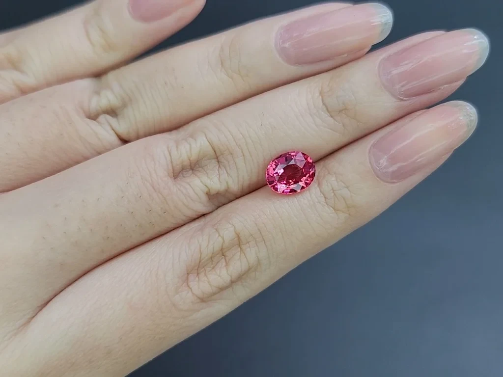 Spinelle rose-rouge vif de Mahenge 2,01 carats, taille ovale, Tanzanie Image №2