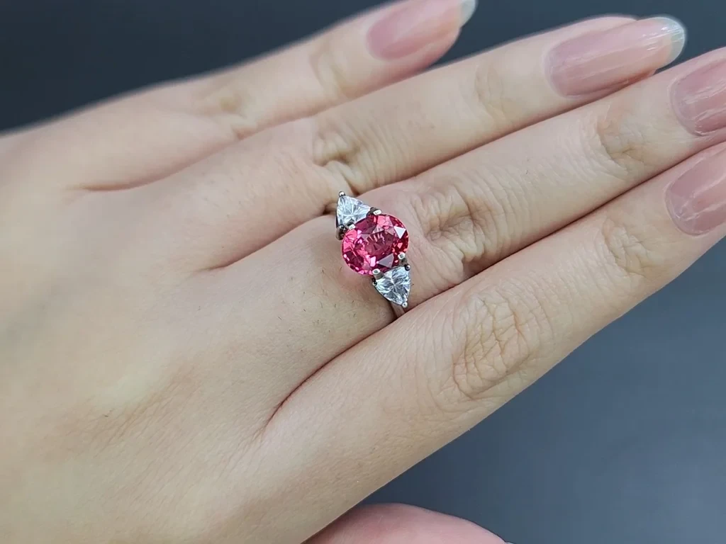 Spinelle rose-rouge vif de Mahenge 2,01 carats, taille ovale, Tanzanie Image №5