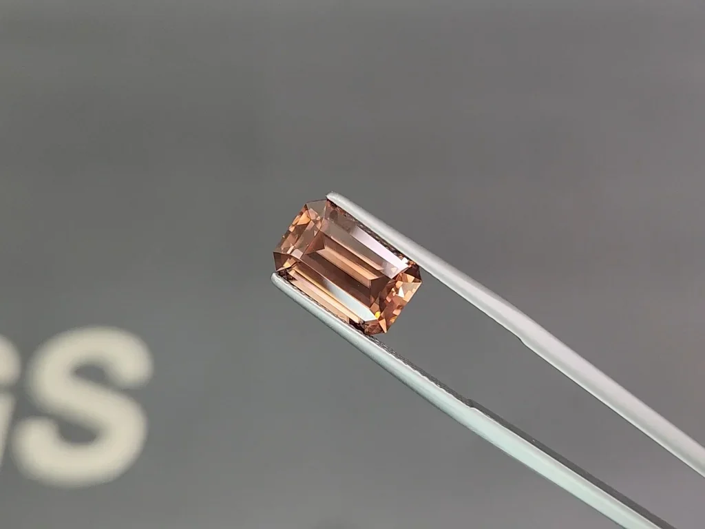 Circón marrón de corte octogonal 6,52 carats, de Tanzania  Image №3