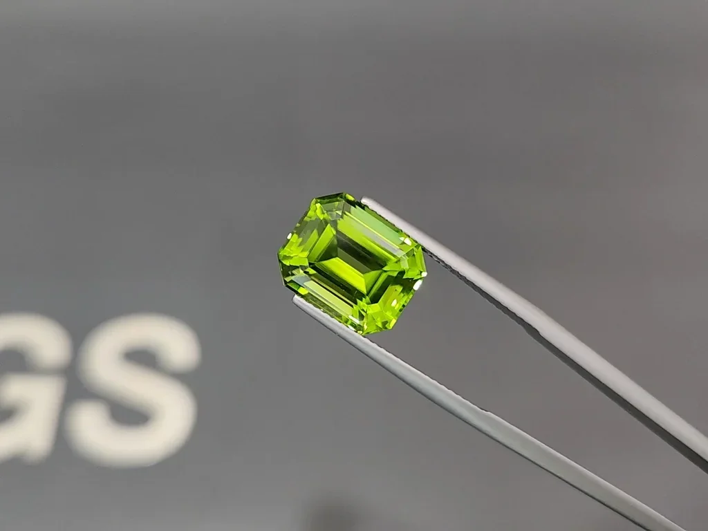 Péridot jaune vert taille octogonale 8,00 ct Pakistan  Image №3